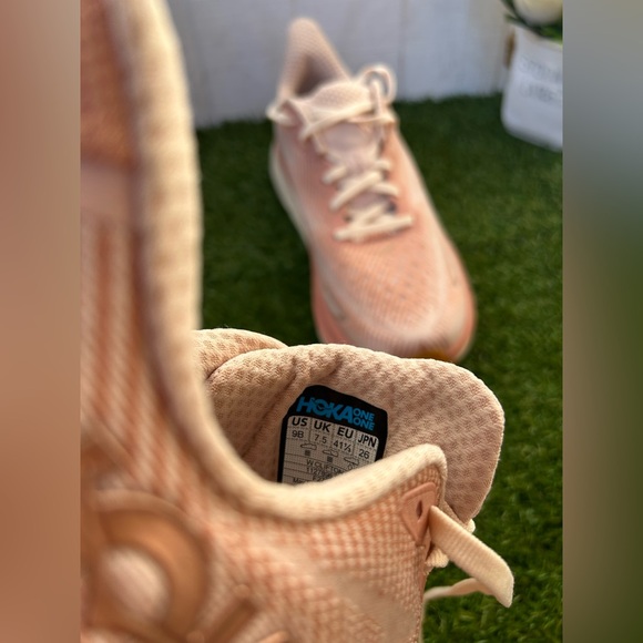 Hoka One One
Women's Clifton 9
Sneakers in
Sandstone/Cream 9B new - Picture 15 of 16